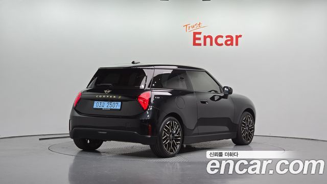 MINI Cooper Electric (IV) SE Favoured 2024 — фото 2