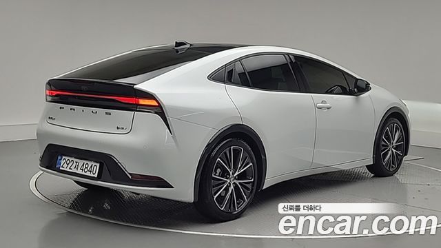 Toyota Prius (V) 2.0 XLE AWD 2026 — фото 2
