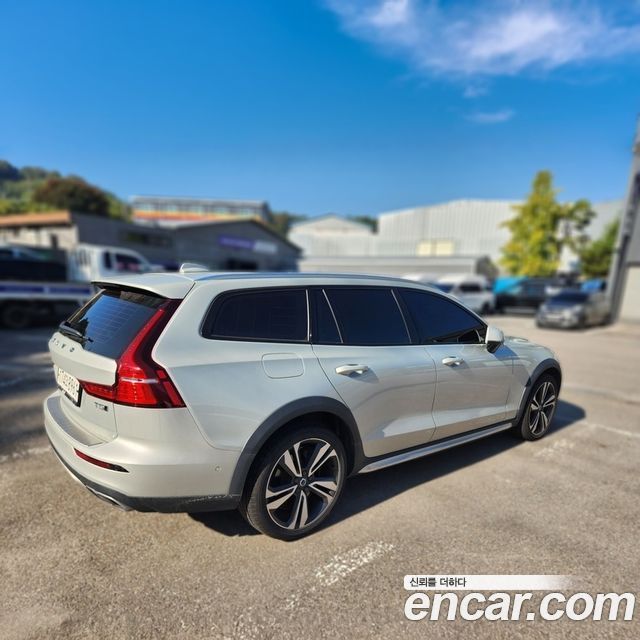 Volvo V60 Cross Country (II) T5 Pro AWD 2020 — фото 2