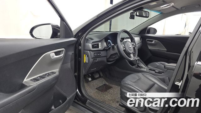 Kia Niro Luxury 2018 — фото 10