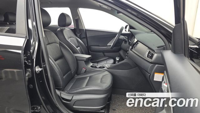 Kia Niro Luxury 2018 — фото 11