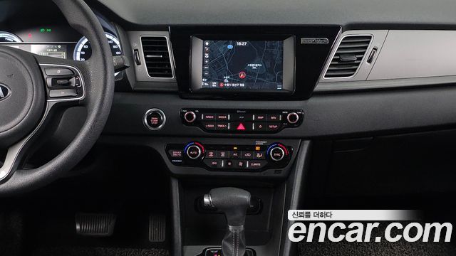 Kia Niro Luxury 2018 — фото 14