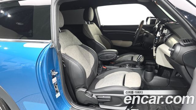 MINI Cooper Electric SE Electric 3rd 2022 — фото 15
