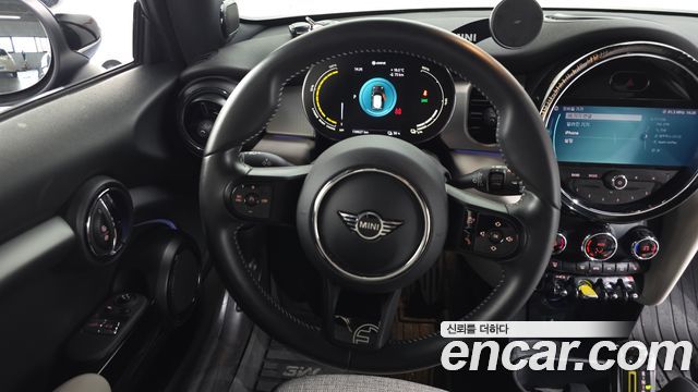 MINI Cooper Electric SE Electric 3rd 2022 — фото 17