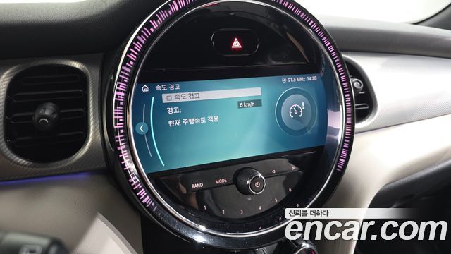 MINI Cooper Electric SE Electric 3rd 2022 — фото 20