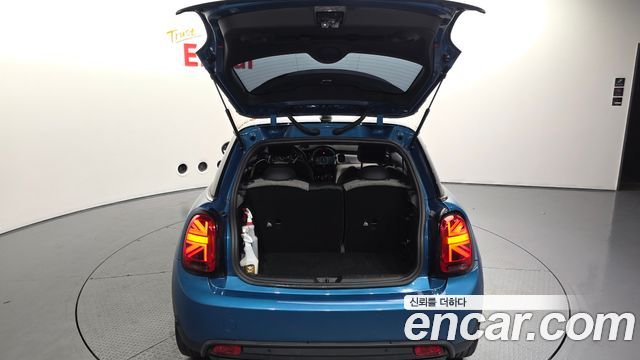 MINI Cooper Electric SE Electric 3rd 2022 — фото 24