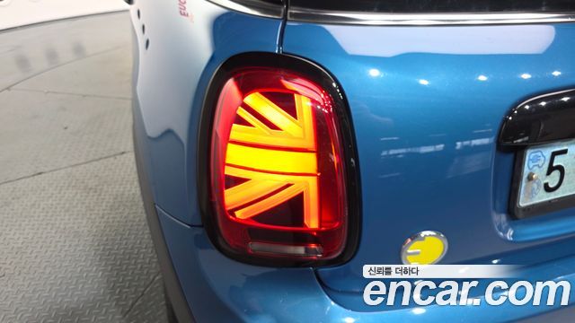 MINI Cooper Electric SE Electric 3rd 2022 — фото 29