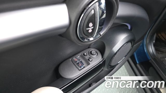 MINI Cooper Electric SE Electric 3rd 2022 — фото 33