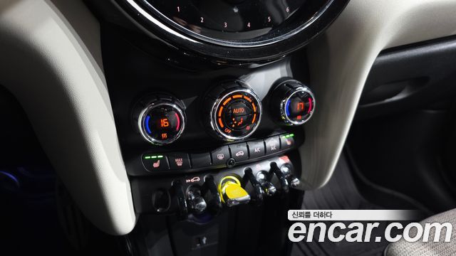 MINI Cooper Electric SE Electric 3rd 2022 — фото 39