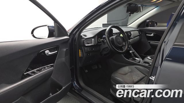 Kia Niro Prestige 2017 — фото 10