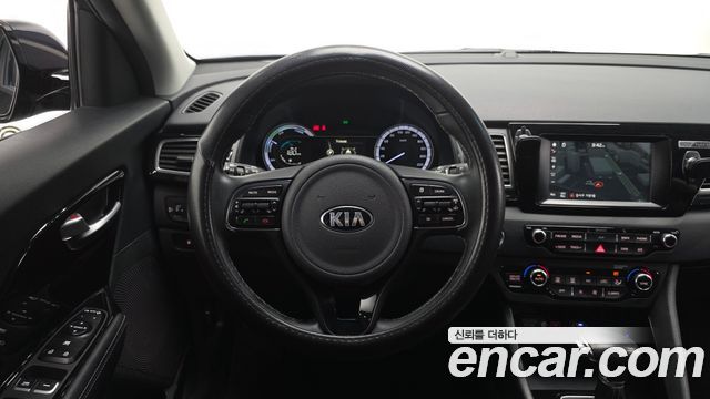 Kia Niro Prestige 2017 — фото 18