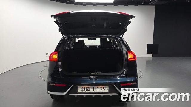 Kia Niro Prestige 2017 — фото 24
