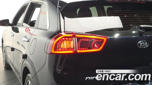 Kia Niro Prestige 2017 — фото 29