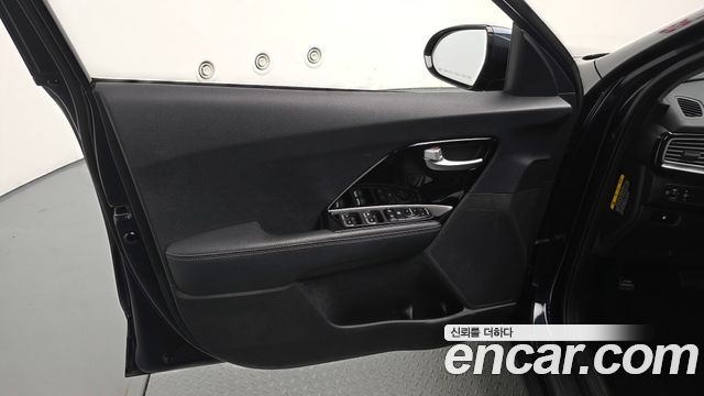 Kia Niro Prestige 2017 — фото 30