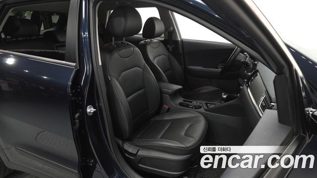 Kia Niro Prestige 2017 — фото 32