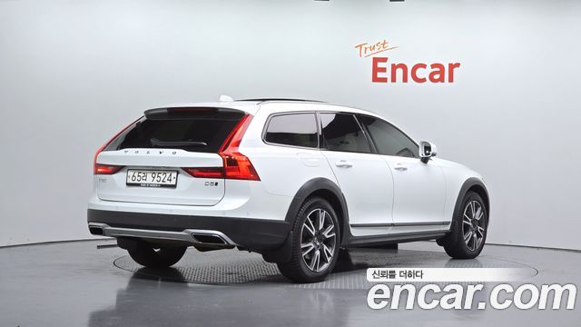 Volvo V90 Cross Country D5 PRO AWD 2018 — фото 2