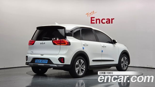 Kia Niro Plus Air 2023 — фото 2