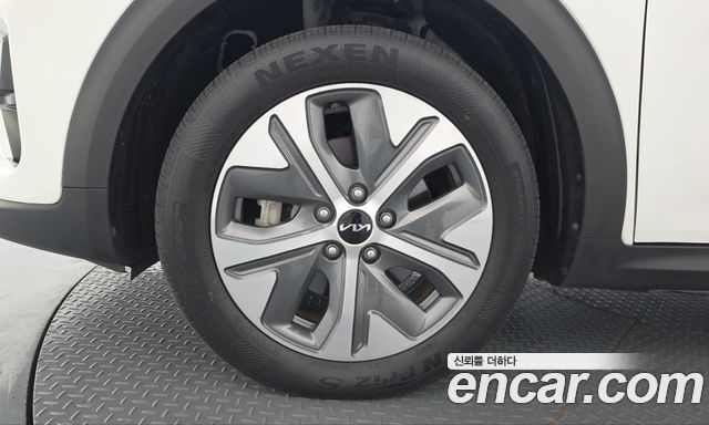 Kia Niro Plus Air 2023 — фото 5