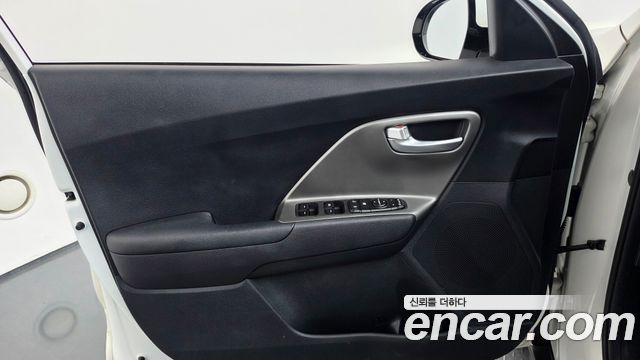 Kia Niro Plus Air 2023 — фото 24