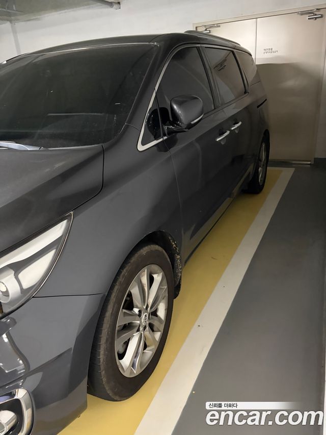 Kia Carnival 7-seater Limousine VIP