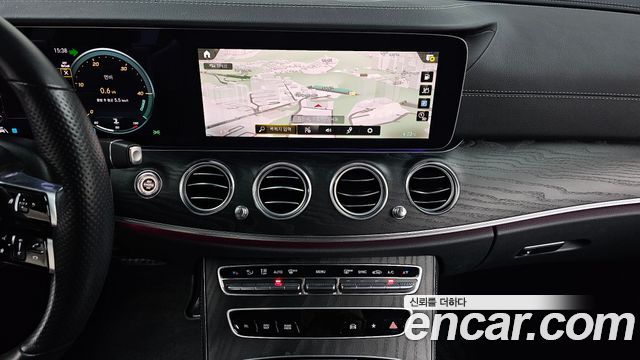 Mercedes-Benz E-Class (W213) E220d 4MATIC AMG Line 2022 — фото 12
