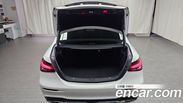 Mercedes-Benz E-Class (W213) E220d 4MATIC AMG Line 2022 — фото 16