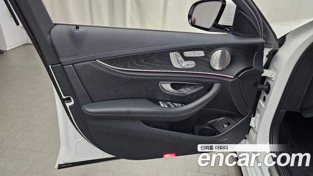 Mercedes-Benz E-Class (W213) E220d 4MATIC AMG Line 2022 — фото 24