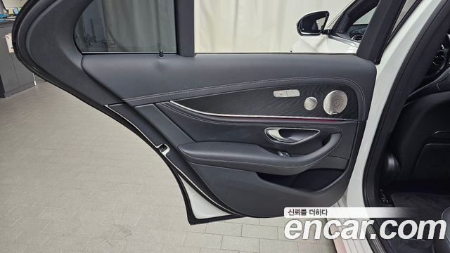 Mercedes-Benz E-Class (W213) E220d 4MATIC AMG Line 2022 — фото 25