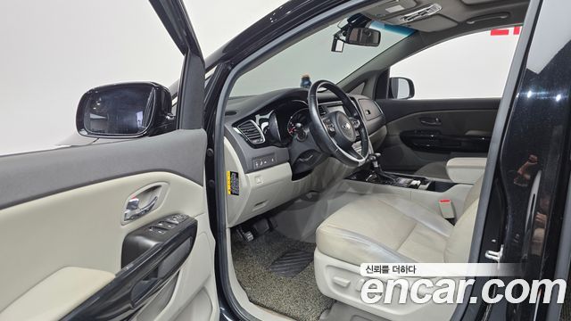 Kia Carnival 9-seater Prestige 2018 — фото 10