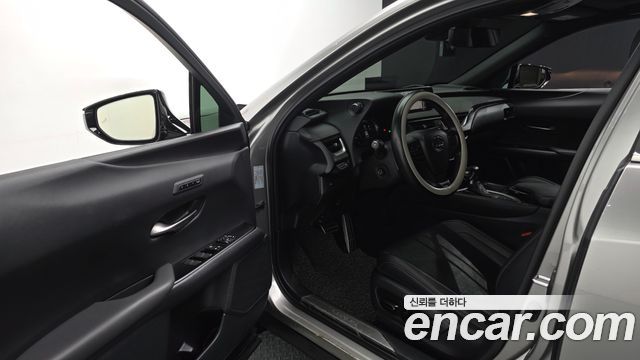 Lexus UX250h 2.0 F-Sport 2WD 2021 — фото 10