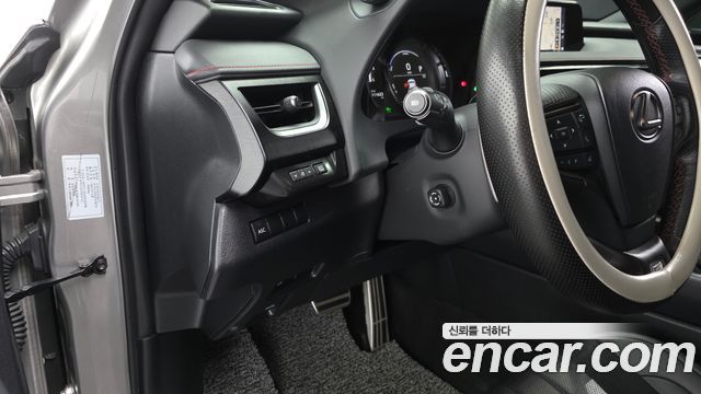 Lexus UX250h 2.0 F-Sport 2WD 2021 — фото 13