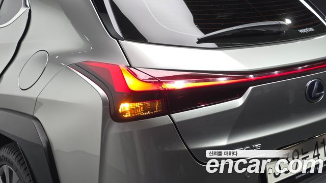 Lexus UX250h 2.0 F-Sport 2WD 2021 — фото 23
