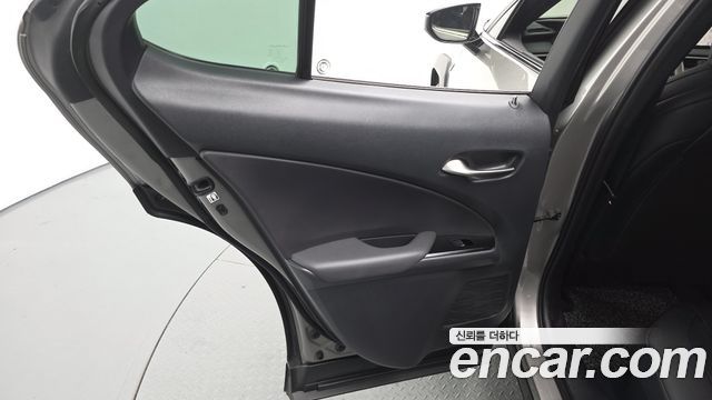 Lexus UX250h 2.0 F-Sport 2WD 2021 — фото 25