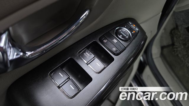 Kia Carnival 9-Seater Prstige 2019 — фото 13