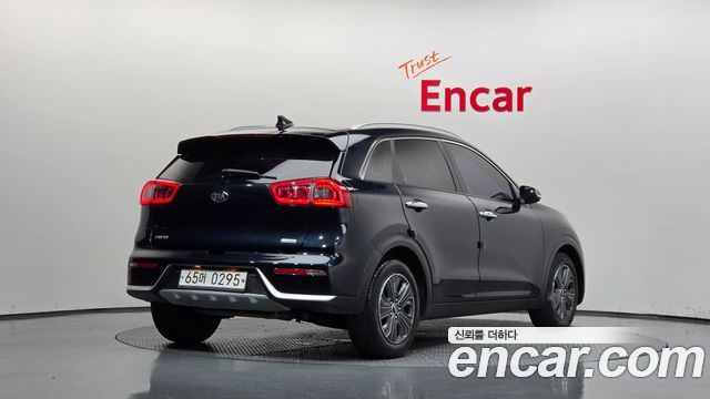 Kia Niro Prestige 2017 — фото 2