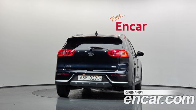 Kia Niro Prestige 2017 — фото 4