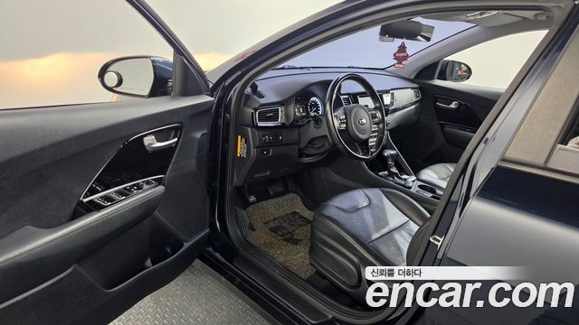 Kia Niro Prestige 2017 — фото 10