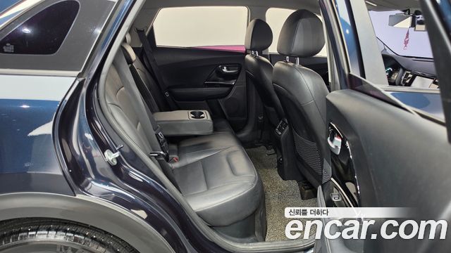 Kia Niro Prestige 2017 — фото 11