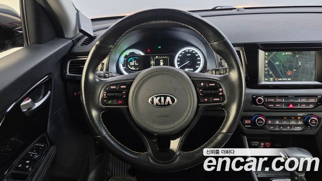 Kia Niro Prestige 2017 — фото 16