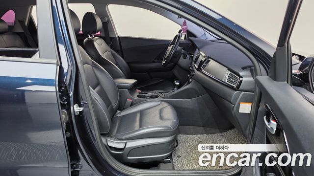 Kia Niro Prestige 2017 — фото 26