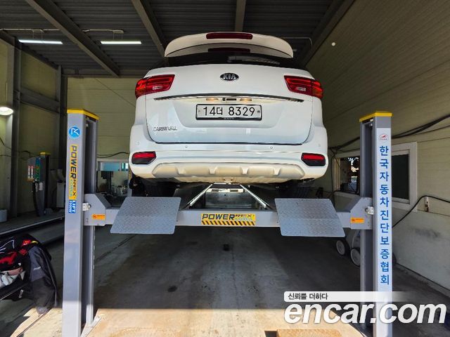 Kia Carnival 9-Seater Prstige 2019 — фото 2