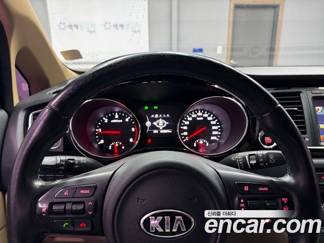 Kia Carnival 9-seater Hi-Limousine Prestige 2016 — фото 16