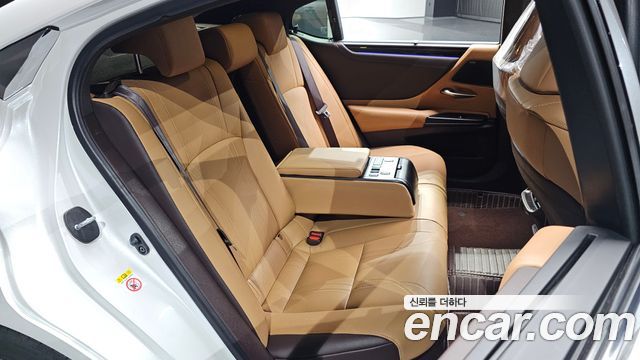 Lexus ES300h (VII) Executive 2019 — фото 11