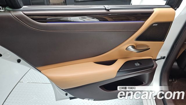 Lexus ES300h (VII) Executive 2019 — фото 25