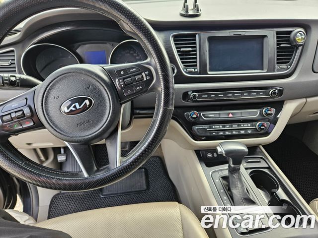 Kia Carnival 9-seater Luxury 2017 — фото 10