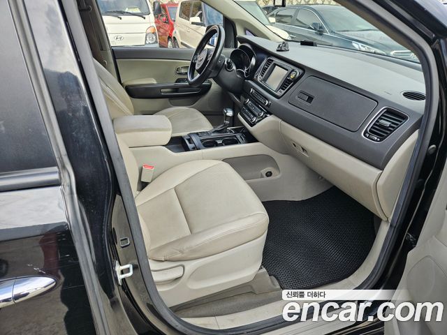 Kia Carnival 9-seater Luxury 2017 — фото 16