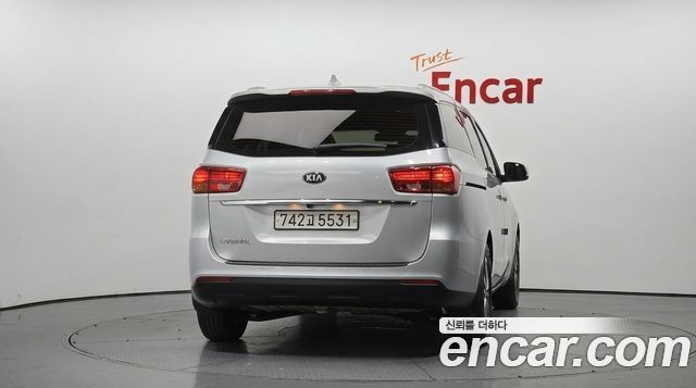 Kia Carnival 11-Seater Deluxe 2020 — фото 4