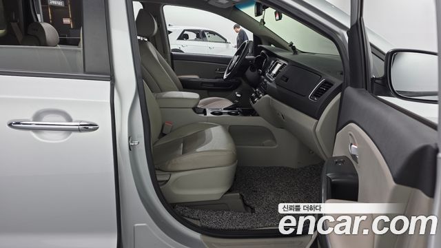 Kia Carnival 11-Seater Deluxe 2020 — фото 11