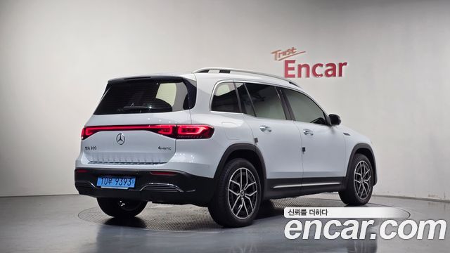 Mercedes-Benz EQB (X243) EQB300 4MATIC AMG Line 2022 — фото 2