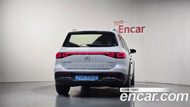 Mercedes-Benz EQB (X243) EQB300 4MATIC AMG Line 2022 — фото 4